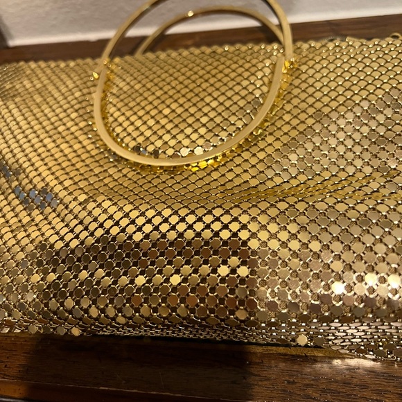 BEAUTIFUL NANCY SCOTT GOLD SEQUINED PURSE IN PRISTINE NEW CONDITION. - Picture 3 of 8